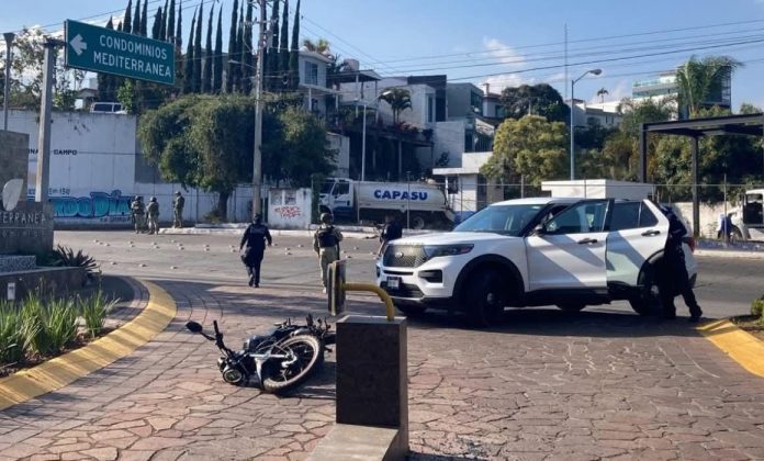 Dos delincuentes heridos al intentar robar camioneta y enfrentarse a balazos contra escoltas, en Uruapan