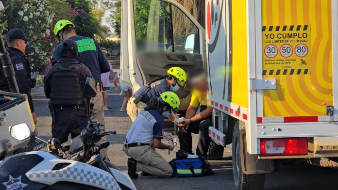 Delincuentes asaltan a repartidor de Sabritas y le abren la cabeza de un cachazo, en Zamora