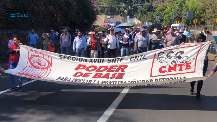 Poder de Base realiza marcha en Morelia; maestros exigen alto al congelamiento de plazas