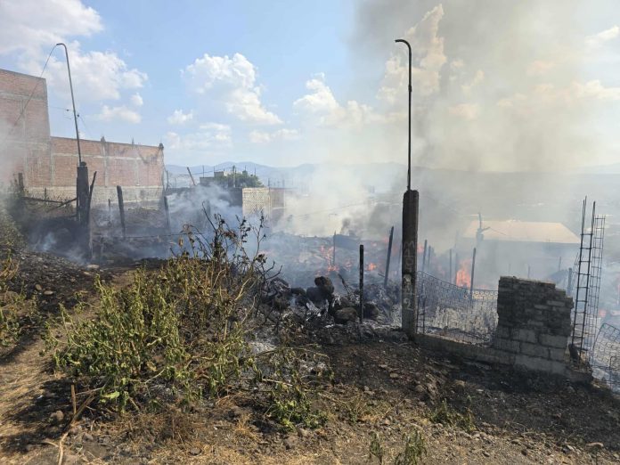 Arden 3 viviendas en la colonia Ampliación 2 de Diciembre, cerca de Ciudad Jardín