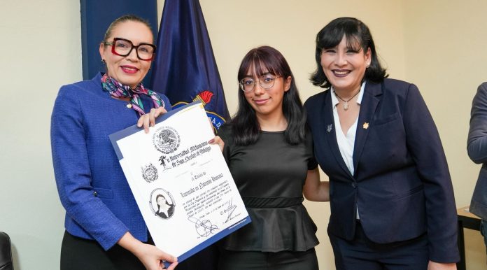 Entrega masiva de Títulos; Yarabí Ávila convoca a poner en alto el nombre de la UMSNH