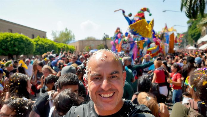 Adolfo Torres destaca el valor social y cultural del Carnaval del Torito de Petate en Morelia