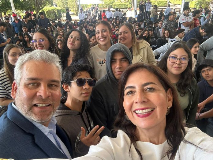 Entregan becas Gertrudis Bocanegra en Ciudad Hidalgo y Maravatío