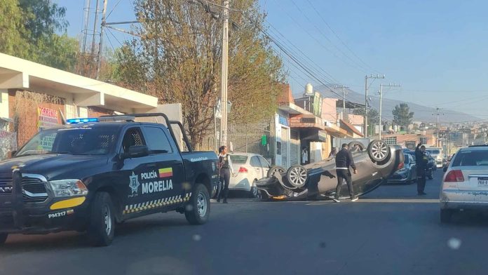 Vuelca auto en la avenida San Juanito Itzícuaro, al poniente de Morelia