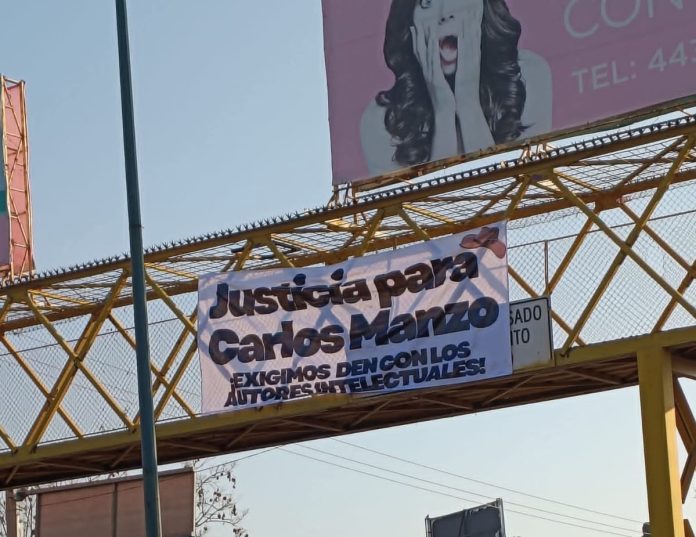 Colocan lona en puente peatonal de Morelia para exigir justicia por el asesinato de Carlos Manzo