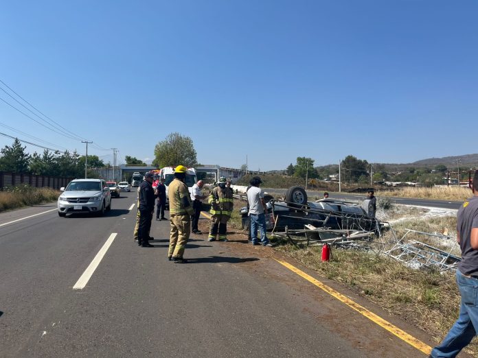 Vuelca camioneta en la Morelia-Pátzcuaro; hay 2 heridos