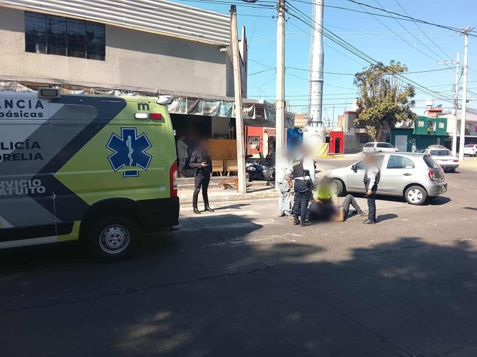 Paramédicos del ERUM auxilian a motociclista accidentado en la colonia Morelos, Morelia Paramédicos del ERUM auxilian a motociclista accidentado en la colonia Morelos, Morelia