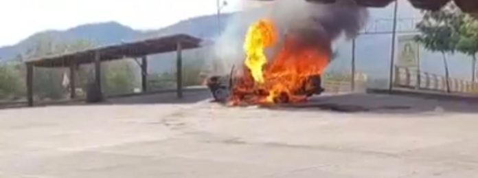 Delincuentes queman vehículos, banco del Bienestar y base de combis en Aguililla