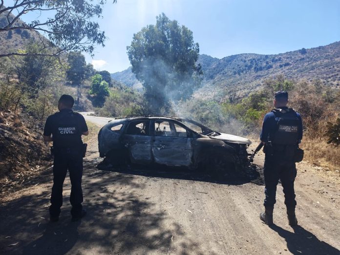 Sujetos atraviesan y queman un vehículo en un rústico camino de Queréndaro Sujetos atraviesan y queman un vehículo en un rústico camino de Queréndaro