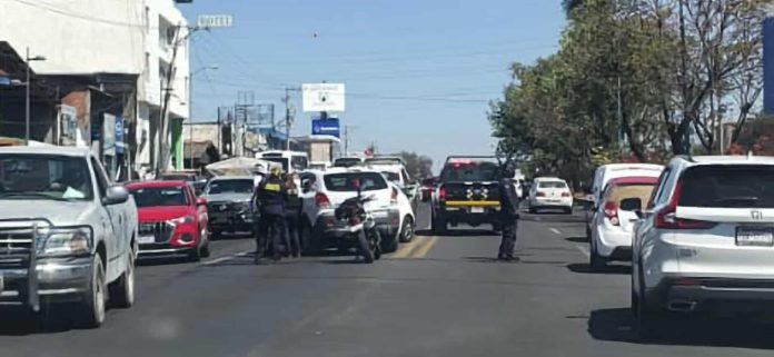 Chocan dos vehículos en la avenida Madero Poniente de Morelia, salida a Quiroga