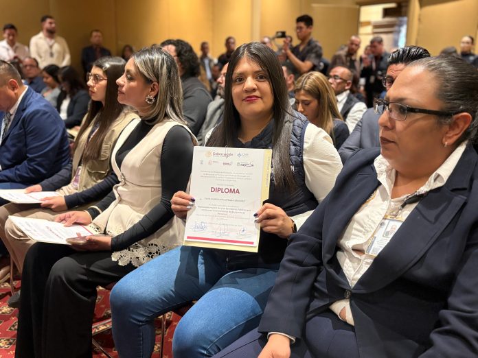 Capacitan a funcionarios y familiares en manejo de bases de datos para búsqueda de personas