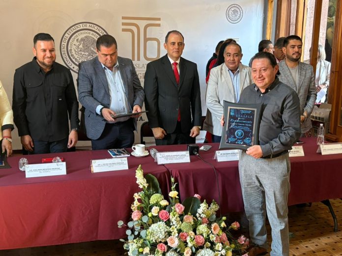Congreso de Michoacán reconoce a trabajadores con antigüedad de hasta 40 años