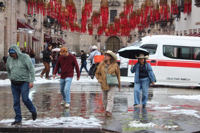 Granizada deja encharcamientos y centro de Morelia tapizado de hielo Granizada deja encharcamientos y centro de Morelia tapizado de hielo