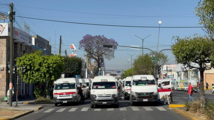 Transportistas bloquean avenida Madero; exigen transparencia en proyectos de movilidad Decenas de transportistas bloquearon este lunes desde temprana hora la avenida Madero, en el tramo que va del monumento a Lázaro Cárdenas hasta la salida a Quiroga, para denunciar la falta de transparencia en los proyectos de movilidad impulsados por el Gobierno del estado. Desde el Obelisco, José Trinidad Martínez Pasalagua, líder de la Comisión Reguladora del Transporte (CRT) descartó motivaciones políticas y precisó que responde al impacto económico que estas decisiones podrían generar en más de cinco mil familias que dependen del transporte público para subsistir. “Quiero dejarlo muy puntual, porque sé que el gobernador dijo que esto era político. No es político: es el destrozo a la economía de miles de familias. Eso es lo que no han cuidado”, expresó. Martínez Pasalagua exigió la instalación de una mesa de diálogo con las autoridades estatales, el retiro del servicio suburbano en las rutas de combis y que se les presente de manera formal la reestructuración de rutas, así como el impacto que tendrá la construcción del teleférico para los concesionarios. “El teleférico va avanzando y no tenemos problema con eso. Lo que reprochamos es la falta de transparencia. Del Metrobús no conocemos nada. Los concesionarios que hoy están parados son los que se verán afectados y estamos hablando de miles de familias. Solo en esta área serían alrededor de 5 mil 600”, afirmó. Finalmente, el dirigente acusó que las vías legales ya no representan una opción real de defensa para el sector transportista, por lo que advirtió que continuarán con las movilizaciones en la capital y en la entidad hasta que las autoridades estatales atiendan sus demandas y garanticen certidumbre para quienes dependen del transporte público. Los manifestantes se retiraron después de las 11:30 de la mañana sin establecer un acercamiento con las autoridades estatales.
