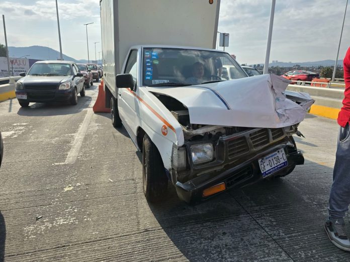 Se registra carambola vehicular en el Puente Eréndira, frente la Central de Abastos de Morelia