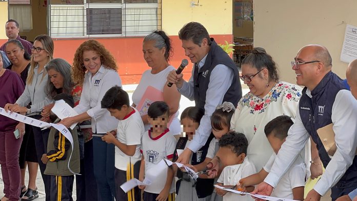 Alfonso Martínez inauguró tres techumbres en escuelas de Morelia