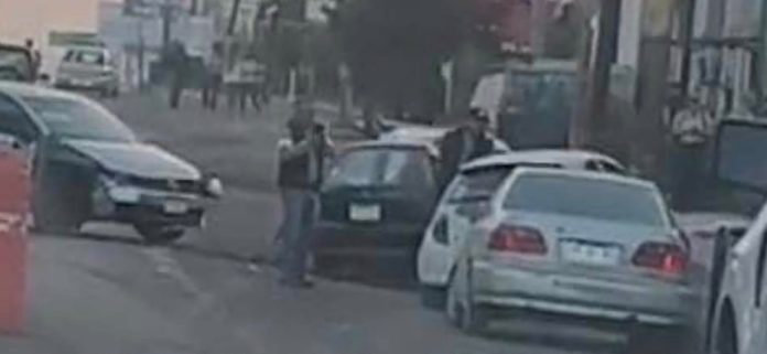 Peatón es atropellado y se registra carambola de cinco vehículos en la salida a Charo, en Morelia