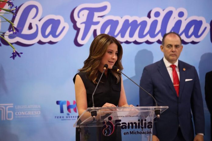 Recibe Paola Delgadillo Hernández, presidenta de DIF Morelia, reconocimiento del Congreso del Estado