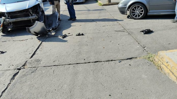 Se registra choque entre 2 vehículos en la colonia Jacarandas, Morelia