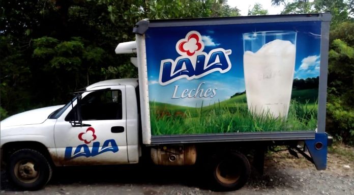 Delincuentes disparan contra camioneta repartidora de lácteos, en un intento de robo