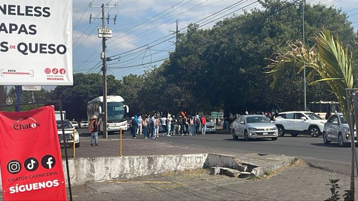Bloqueo de normalistas perjudica el tránsito en la zona del Distribuidor Vial Salida a Pátzcuaro