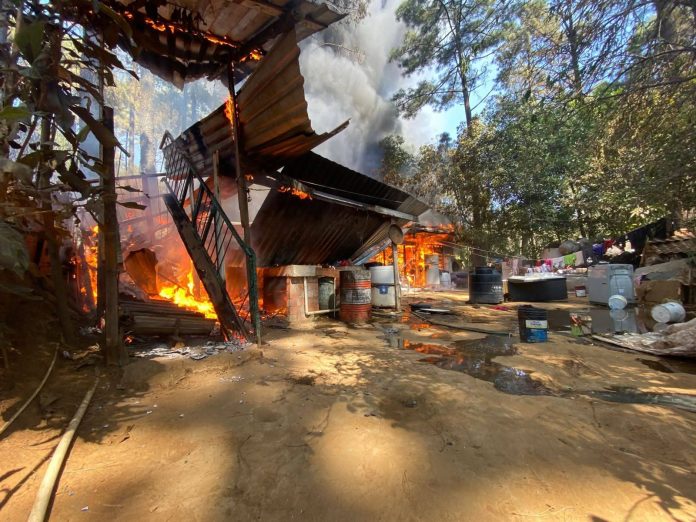 Incendio arrasa con una vivienda en la colonia Buenos Aires de Uruapan
