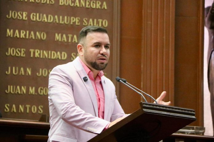 Plantea Reyes Galindo regular uso de celulares en escuelas primarias y secundarias de Michoacán Plantea Reyes Galindo regular uso de celulares en escuelas primarias y secundarias de Michoacán