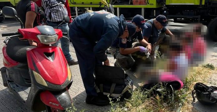 Accidente de moto deja 3 menores y una mujer lesionados; Bomberos Morelia los auxilian