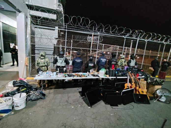 Aseguran dinero, droga y “puntas” tras cateo en penal de Uruapan