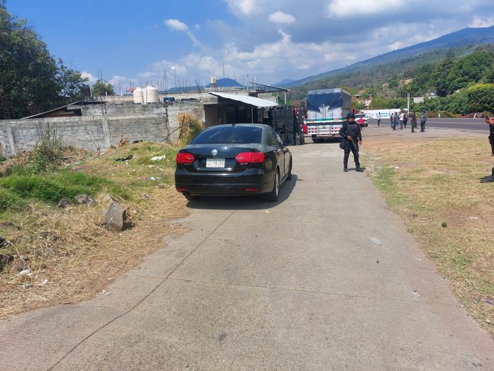 Criminales matan a dos jovencitas a bordo de un vehículo, en Tingambato