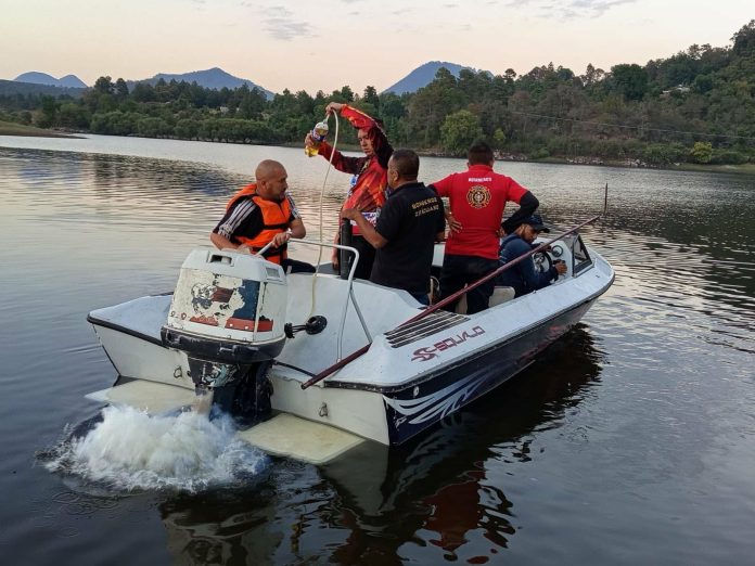Hombre muere ahogado en la Presa de Ziráhuato; Bomberos Zitácuaro y buzos del SUEM recuperan el cuerpo