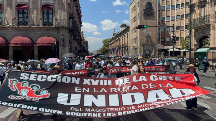 CNTE marcha en Morelia y entrega pliego de 12 demandas a la SEE