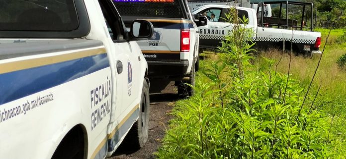 Un hombre asesinado a balazos y en avanzado estado de descomposición fue encontrado dentro de una barranca ubicada a la orilla del camino rural que conduce de la carretera Morelia-Mil Cumbres