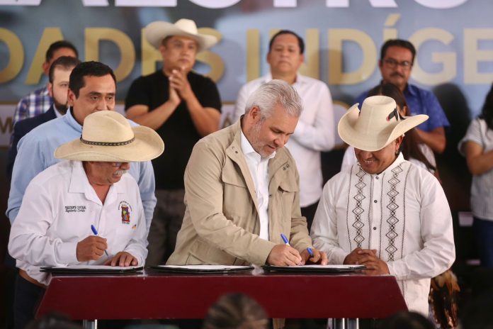 Firman 29 autogobiernos de Michoacán convenio para ejecutar obras públicas con el FAEISPUM