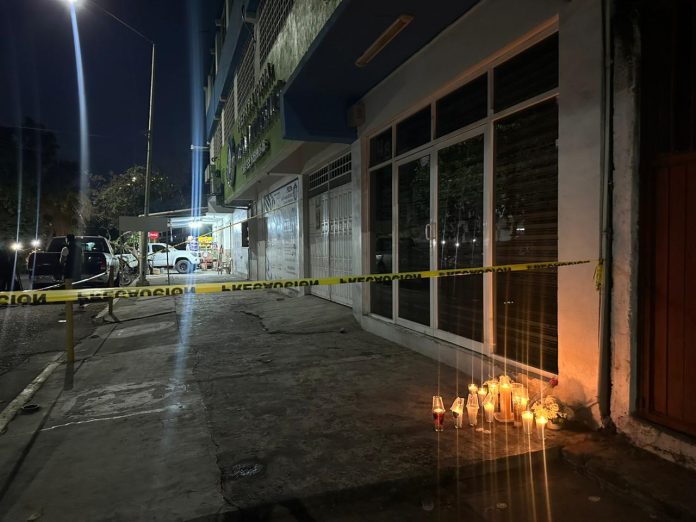 Veladoras, miedo y luto: Lázaro Cárdenas despide a maestras asesinadas en preparatoria privada