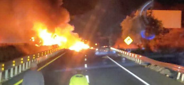 Tractocamión se incendia tras volcar en la México-Guadalajara