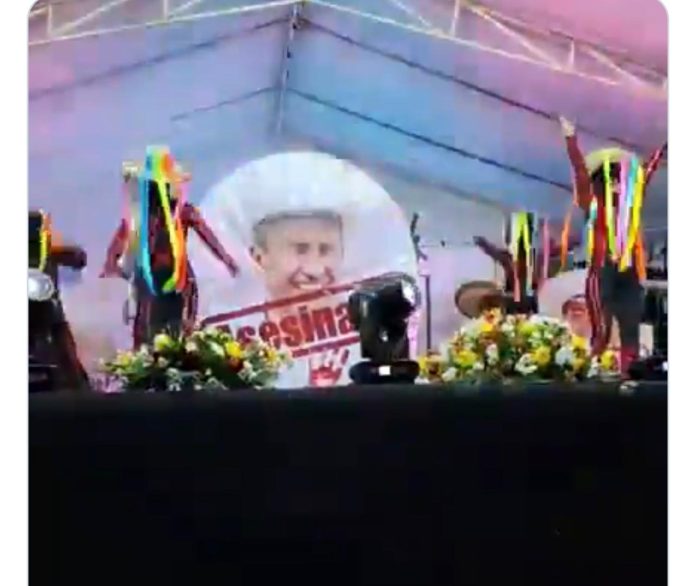 El gobernador Alfredo Ramírez Bedolla aclaró que los responsables son quienes están a cargo del plantel y los docentes, ya que los maestros son los que tuvieron que dar acompañamiento en el tema y no politizarlo.