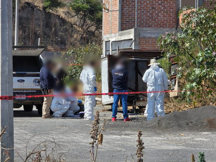 Hallan cadáver femenino calcinado en una caja seca de camioneta, en Atapaneo Hallan cadáver femenino calcinado en una caja seca de camioneta, en Atapaneo