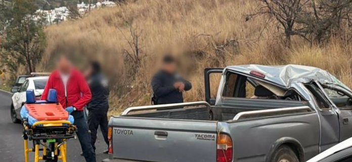 Vuelca camioneta en el camino Morelia–Recinto Ferial