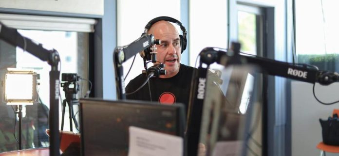 Ante vacaciones escolares, Fito Torres llama a madres y padres a vigilar el consumo digital de niñas, niños y jóvenes