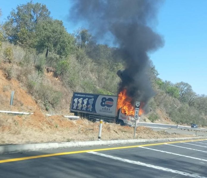 Vehículo de empresa Bimbo es incendiado en la Siglo XXI