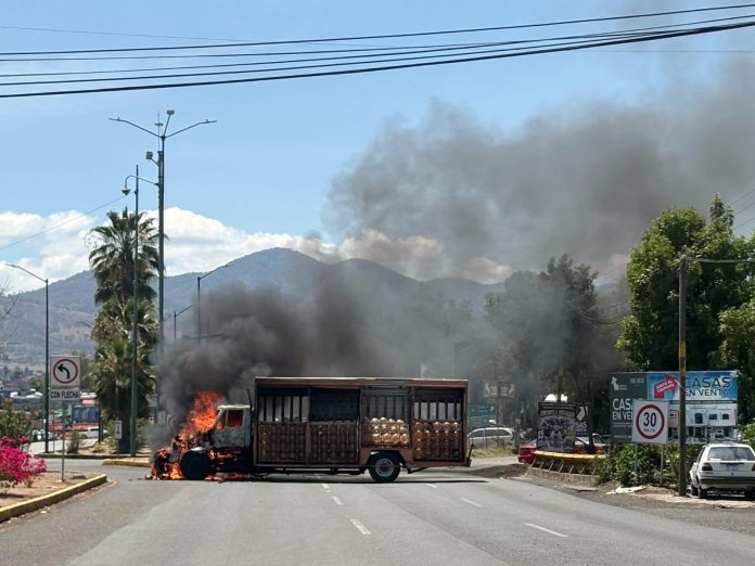 Marcha de Arantepakua deja 8 vehículos siniestrados, destrozos en oficinas y daños a comercios en Morelia