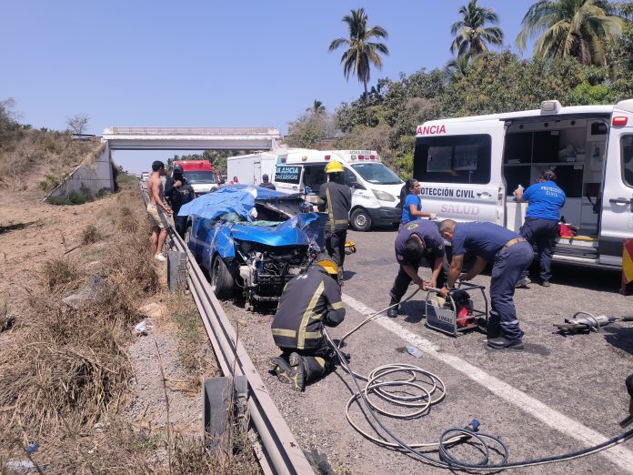 Tres lesionados tras aparatoso choque de frente en la autopista Siglo XXI