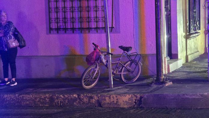 Camioneta embiste a ciclista, en la zona Centro de Zamora