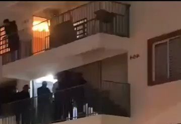 Detienen a cinco presuntos ladrones tras riña en Camponubes; interviene Policía Morelia + Los sujetos asegurados son señalados por vecinos como “rateros” y vendedores de sustancias ilícitas. RED 113 MICHOACÁN/ Redacción Morelia, Mich.- Miércoles 08 de abril de 2026.- Elementos de la Policía Morelia detuvieron a cinco personas tras una riña registrada la noche de ayer martes en el fraccionamiento Camponubes, ubicado al poniente de la ciudad. De acuerdo con fuentes allegadas al tema, los susodichos son señalados por algunos vecinos como presuntos ladrones y vendedores de sustancias ilícitas. Vecinos toman acciones En un video difundido en redes sociales se observa cómo varios colonos ingresan a un edificio y sacan muebles de un departamento, al parecer ocupado por los ahora investigados, objetos que fueron arrojados desde la parte alta hacia la calle y luego les prendieron fuego. Intervención de la Policía En otro material videográfico se aprecia el momento en que patrulleros municipales ya se encuentran en el lugar, tienen asegurados a los sospechosos y los escoltan por los pasillos del edificio para bajarlos y subirlos a las unidades. Traslado a barandillas y proceso de investigación Se supo que las personas detenidas fueron trasladadas al área de barandillas municipal, donde las instancias competentes se encargaron de realizar las investigaciones correspondientes del caso. Hasta el momento, la Policía no ha revelado más detalles del asunto. Antecedente Trascendió, de manera extraoficial, que los individuos al parec Detienen a cinco presuntos ladrones tras riña en Camponubes; interviene Policía Morelia + Los sujetos asegurados son señalados por vecinos como “rateros” y vendedores de sustancias ilícitas. RED 113 MICHOACÁN/ Redacción Morelia, Mich.- Miércoles 08 de abril de 2026.- Elementos de la Policía Morelia detuvieron a cinco personas tras una riña registrada la noche de ayer martes en el fraccionamiento Camponubes, ubicado al poniente de la ciudad. De acuerdo con fuentes allegadas al tema, los susodichos son señalados por algunos vecinos como presuntos ladrones y vendedores de sustancias ilícitas. Vecinos toman acciones En un video difundido en redes sociales se observa cómo varios colonos ingresan a un edificio y sacan muebles de un departamento, al parecer ocupado por los ahora investigados, objetos que fueron arrojados desde la parte alta hacia la calle y luego les prendieron fuego. Intervención de la Policía En otro material videográfico se aprecia el momento en que patrulleros municipales ya se encuentran en el lugar, tienen asegurados a los sospechosos y los escoltan por los pasillos del edificio para bajarlos y subirlos a las unidades. Traslado a barandillas y proceso de investigación Se supo que las personas detenidas fueron trasladadas al área de barandillas municipal, donde las instancias competentes se encargaron de realizar las investigaciones correspondientes del caso. Hasta el momento, la Policía no ha revelado más detalles del asunto. Antecedente Trascendió, de manera extraoficial, que los individuos al parec