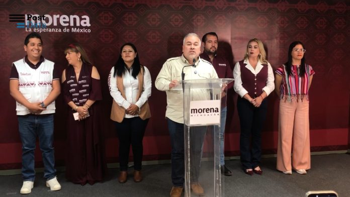 Integrantes del Comité estatal de Morena deben renunciar si buscan ser candidatos Morelia, Mich.– En plena ruta hacia la elección de 2027, Morena en Michoacán ya fijó fechas para que integrantes de su Comité Ejecutivo Estatal dejen sus carteras en caso de buscar cargos de coordinación política o de representación popular, informó este miércoles el dirigente estatal del partido, Jesús Mora González, durante la rueda de prensa semanal. El líder morenista detalló que el 22 de junio será la fecha de registro para quienes aspiren a la coordinación estatal, por lo que, si algún integrante del Comité Ejecutivo busca esa posición, deberá separarse de su encargo en ese momento. Después vendrán las etapas para coordinaciones distritales, municipales y locales entre agosto y noviembre. “El 22 de junio es el registro para aspirantes a coordinador o coordinadora estatal. Si alguno de ellos aspira a ser coordinador o coordinadora estatal, en esa fecha tendría que renunciar la Secretaría que tiene en su encargo”, señaló. La definición de fechas ocurre en un momento en que Morena comienza a ordenar públicamente sus tiempos internos, mientras la oposición empieza a mover piezas rumbo al siguiente proceso electoral. Mora González sostuvo que dentro del Comité hay perfiles competitivos, aunque dijo que la decisión final dependerá de cada uno de sus integrantes. “Todos y todas tienen un perfil altamente competitivo”, afirmó, al señalar que cualquier determinación deberá asumirse “con mucha responsabilidad” y “con mucha congruencia