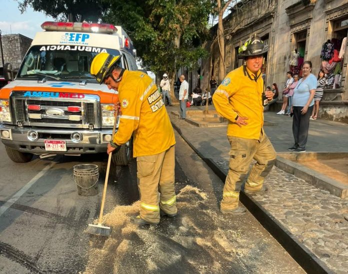 Derrame de aceite causa accidente de moto en la Madero Poniente de Morelia; mujer queda herida