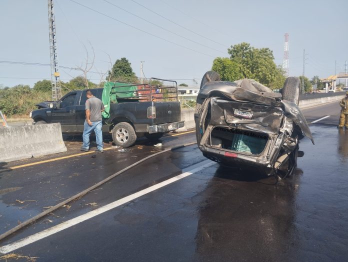 Do heridos, saldo de aparatoso choque en Apatzingán Do heridos, saldo de aparatoso choque en Apatzingán
