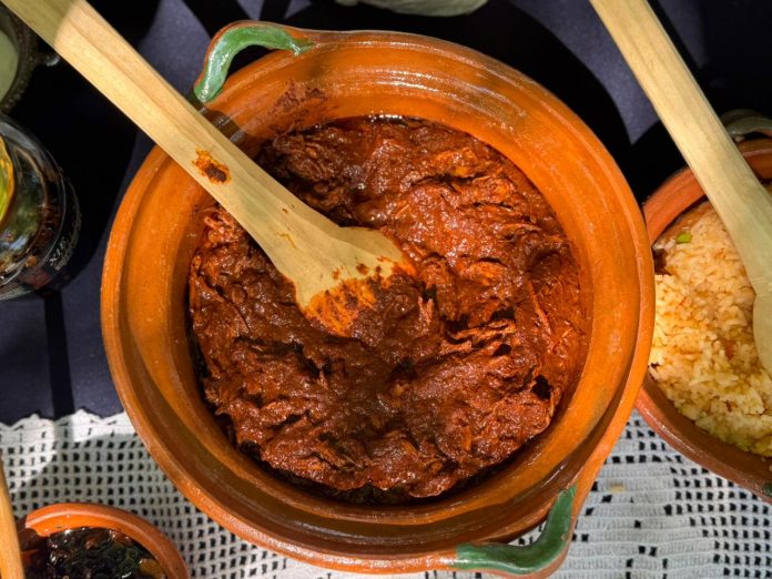 La secretaria de Fomento Económico de Morelia, Guadalupe Herrera Calderón, anunció la realización del sexto Encuentro de Cocineras y Emprendedoras, que se llevará a cabo los días 11 y 12 de abril en el kiosco