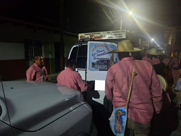 Roban instrumentos musicales a banda tradicional purhépecha en el Centro de Uruapan